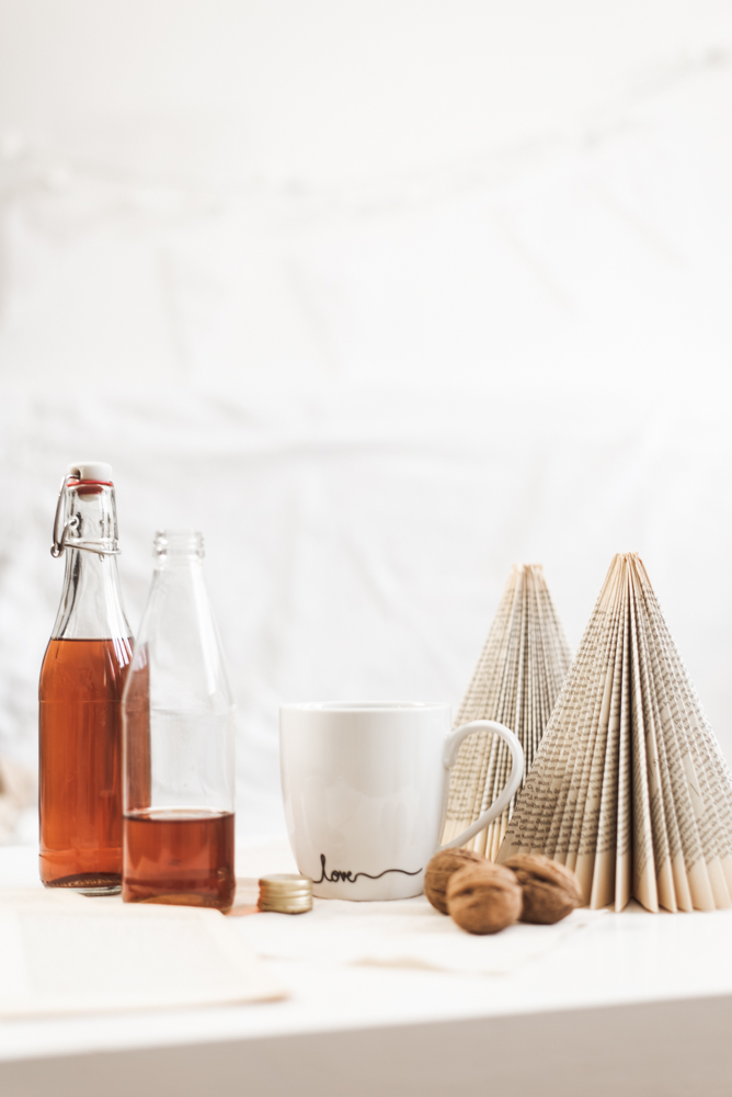 DIY Geschenk: Weihnachtlicher Zimt-Sirup für Tee und Kaffee ist die perfekte DIY Geschenkidee aus der Küche für alle Tee- und Kaffeetrinker. #diy #weihnachten #geschenk