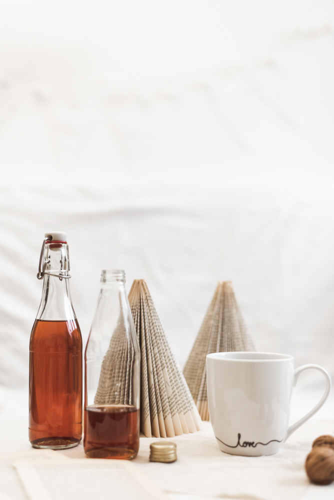 DIY Geschenk: Weihnachtlicher Zimt-Sirup für Tee und Kaffee ist die perfekte DIY Geschenkidee aus der Küche für alle Tee- und Kaffeetrinker. #diy #weihnachten #geschenk