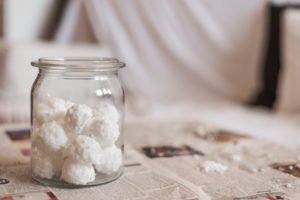 Zero Waste DIY: WC Tabs selber machen - nichts leichter als das. In wenigen Minuten könnt ihr selber WC Tabs herstellen und euer WC wochenlang sauber halten #zerowaste #diy #bad