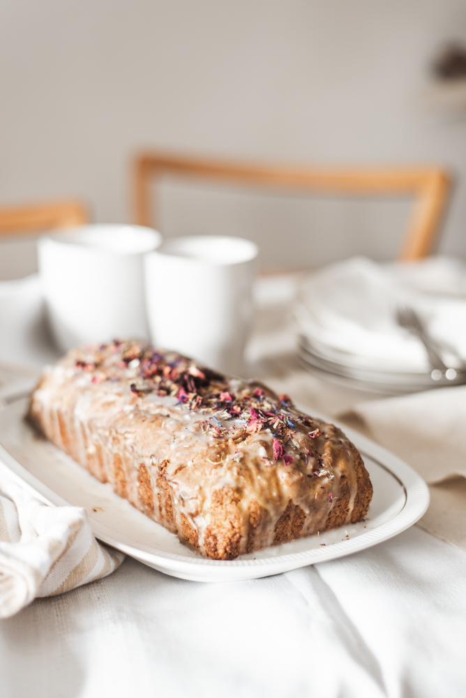 Rezept: Schneller veganer Karottenkuchen in 5 Minuten Teig zubereiten und backen, aus pflanzlichen Zutaten, der jedem gelingt. #backen #vegan #karottenkuchen