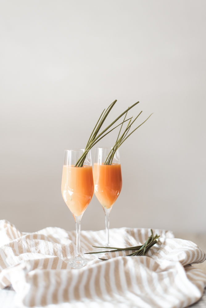 Oster-Drink: Spritziger Möhren-Gin-Tonic im Sektglas für den Osterbrunch und alkoholfreie Alternative - Brunch einfach nachhaltig genießen #ostern #brunch #drink
