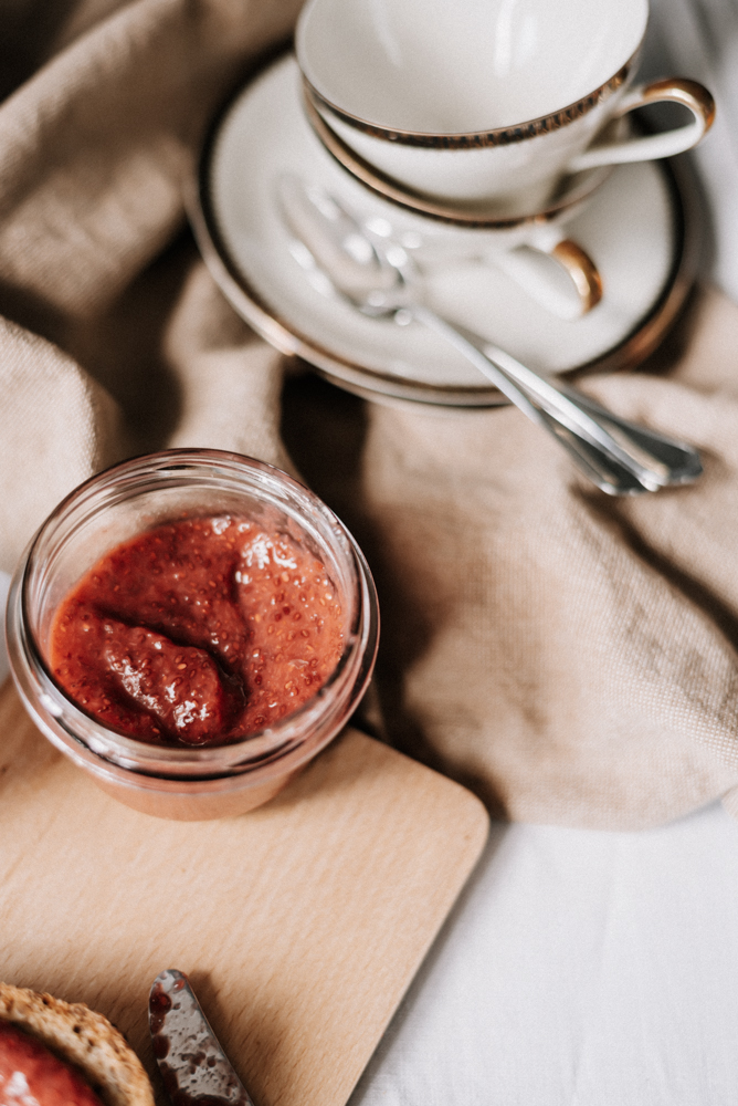 Rezept: Gesunde Erdbeer-Chia-Marmelade ohne Zucker - einfaches, super schnelles gesundes Rezept für die vegane Frühstücks Marmelade aus frischen Erdbeeren #vegan #rezept #erdbeeren