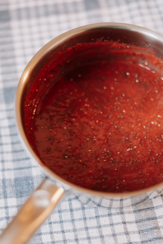 Rezept: Gesunde Erdbeer-Chia-Marmelade ohne Zucker - einfaches, super schnelles gesundes Rezept für die vegane Frühstücks Marmelade aus frischen Erdbeeren #vegan #rezept #erdbeeren