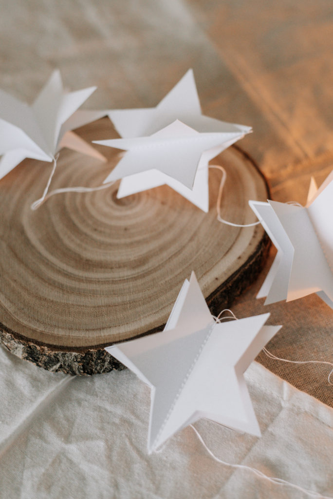 Zero Waste DIY Sternen Girlande aus altem Papier einfach selber machen und weihnachtlich dekorieren. Altes Papier zu Weihnachtsdeko upcyceln.