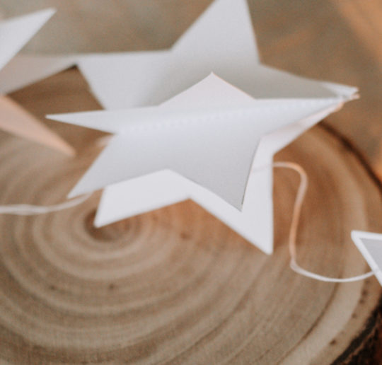 Zero Waste DIY Sternen Girlande aus altem Papier einfach selber machen und weihnachtlich dekorieren. Altes Papier zu Weihnachtsdeko upcyceln.