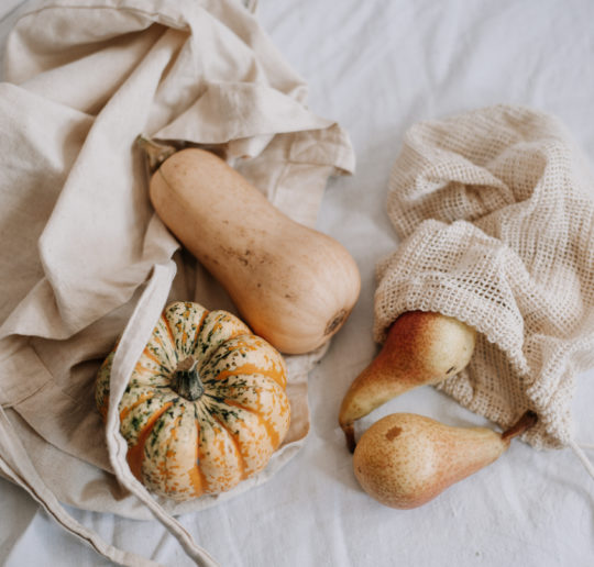 Wie du Lebensmittel & Basics Zero Waste Einkaufen kannst. Meine Einkaufs-Tipps, Shop-Empfehlungen & eine große Liste mit vielen Lebensmitteln.