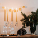 Einfaches Upcycling DIY: Last Minute Adventskranz aus leeren Flaschen einfach selber machen und warmleuchtende Kerzen brennen lassen