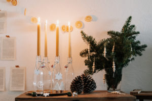 Einfaches Upcycling DIY: Last Minute Adventskranz aus leeren Flaschen einfach selber machen und warmleuchtende Kerzen brennen lassen
