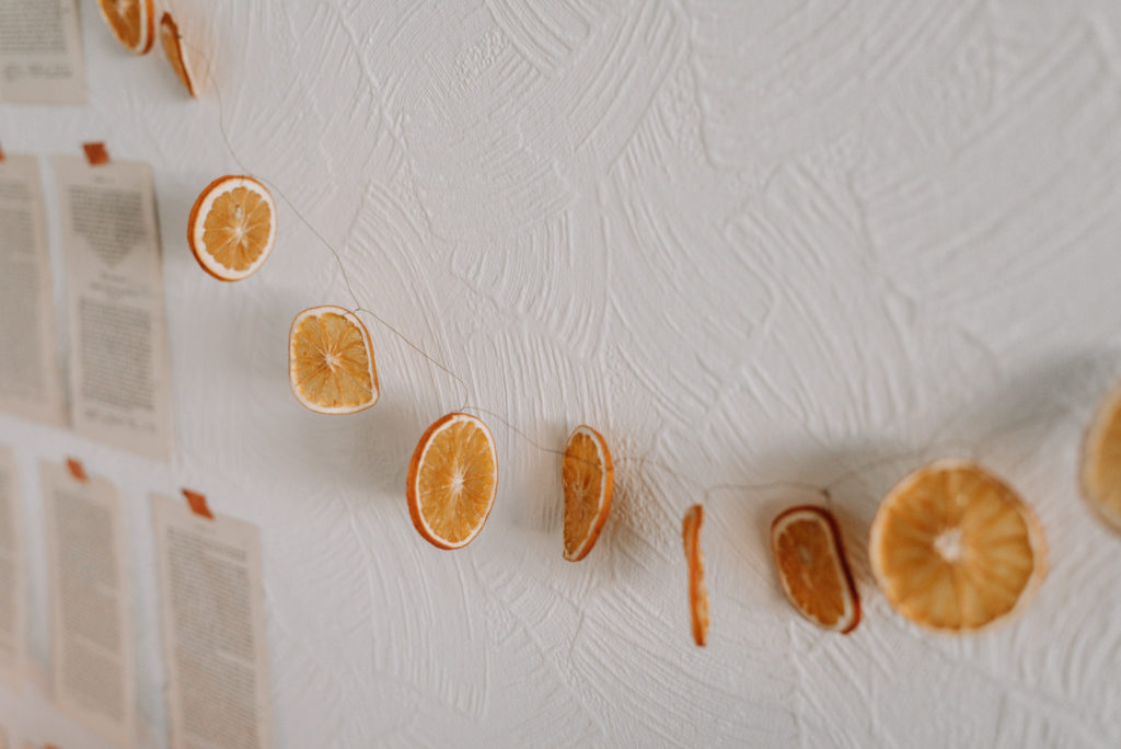 DIY Girlande aus getrockneten Orangenscheiben einfach selber machen - ihr braucht Draht und Orangen. So geht's: Weihnachtliche Orangengirlande