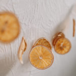 DIY Girlande aus getrockneten Orangenscheiben einfach selber machen - ihr braucht Draht und Orangen. So geht's: Weihnachtliche Orangengirlande