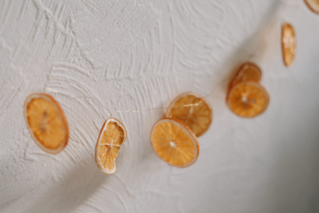 DIY Girlande aus getrockneten Orangenscheiben einfach selber machen - ihr braucht Draht und Orangen. So geht's: Weihnachtliche Orangengirlande