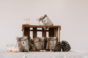 Upcycling DIY Adventskalender selber machen: Papiertüten aus alten Zeitungen basteln, Zahlen darauf schreiben und Geschenke darin verpacken