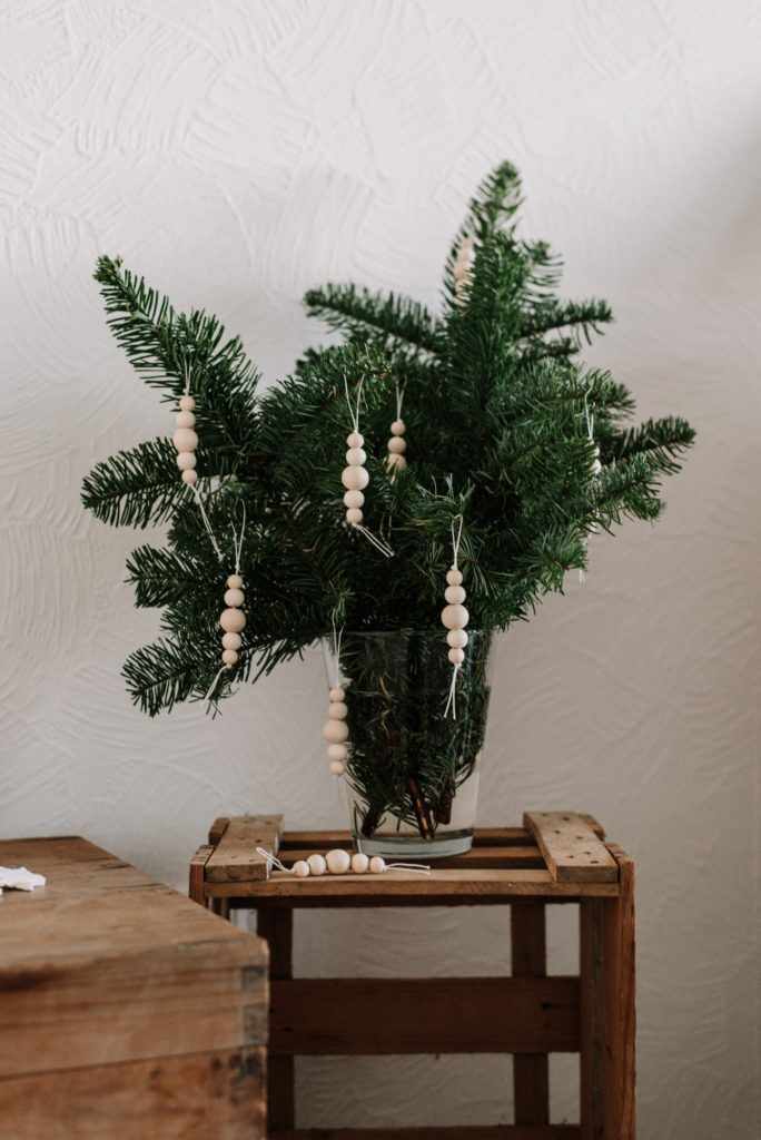 Zero Waste DIY Weihnachtsbaumschmuck aus Holzperlen. Anleitung für euren nachhaltigen Weihnachtsbaum und eure plastikfreie DIY Dekoration