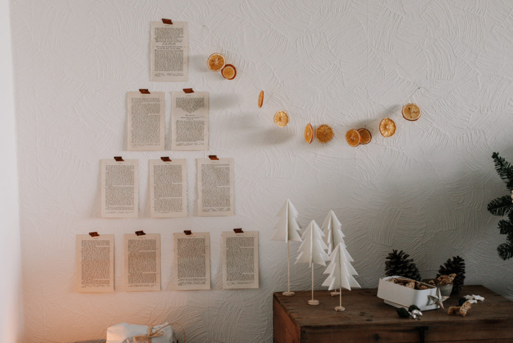 Besinnlicher Upcycling DIY Weihnachtsbaum aus alten Buchseiten einfach selber machen - nachhaltig Weihnachten feiern ohne echten Tannenbaum