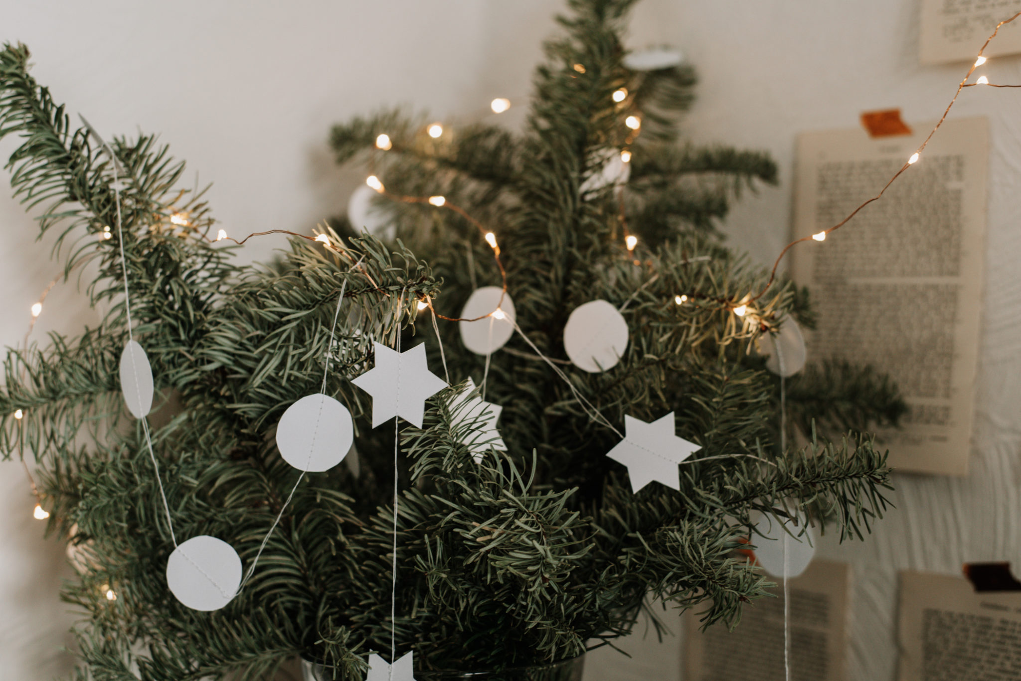 Kein Plastik am Weihnachtsbaum? Nachhaltiges Lametta einfach selber machen