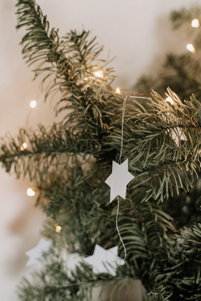 Kein Plastik am Weihnachtsbaum? Nachhaltiges Lametta einfach selber machen und Christbaum nachhaltig und ohne Müll schmücken