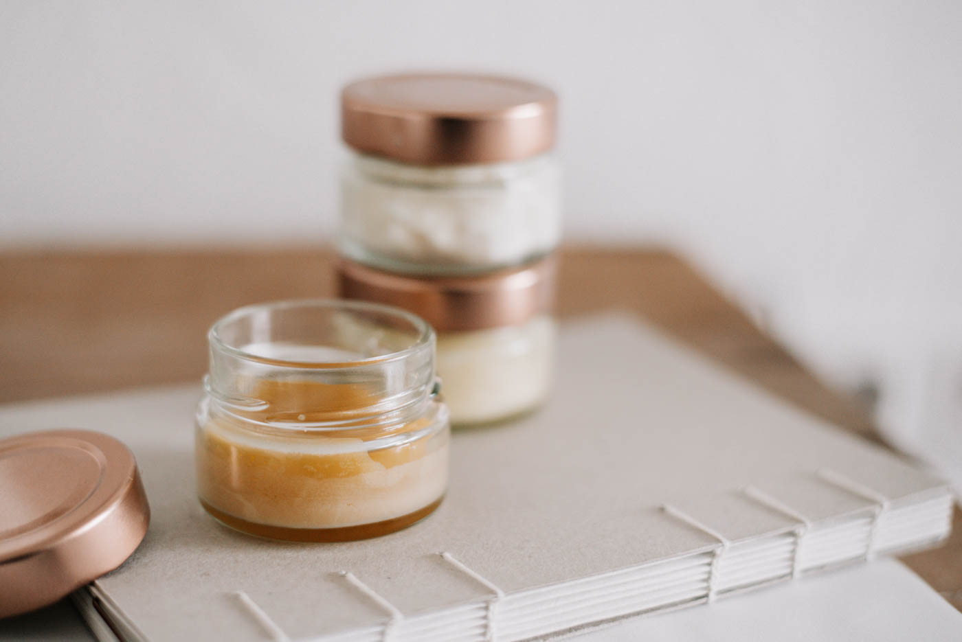 Wind und Wetterbalsam selber machen aus natürlichen, veganen Rohstoffen. Anleitung für selbstgemachten DIY Winterbalsam gegen trockene Haut.