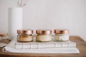 Wind und Wetterbalsam selber machen aus natürlichen, veganen Rohstoffen. Anleitung für selbstgemachten DIY Winterbalsam gegen trockene Haut.
