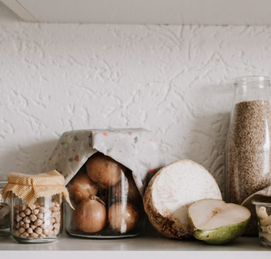 Statt Frischhaltefolie verwende ich Wachstücher. Ich zeige euch wie ihr ein DIY Bienenwachstuch selber macht. Ganz Zero Waste aus Bio-Zutaten.