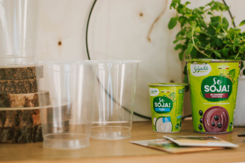 Upcycling DIY Kräutertopf aus Joghurtbecher einfach selber machen. Nachhaltige Upcycling Idee für Pflanzentopf für eure Kräuter in der Küche