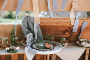 Sommerliche DIY Deko mit Rosmarin Zweigen aus dem Garten. Leckere Rezepte, Deko für die Gartenparty, Upcycling DIY Windlichter, Wiesensträuße