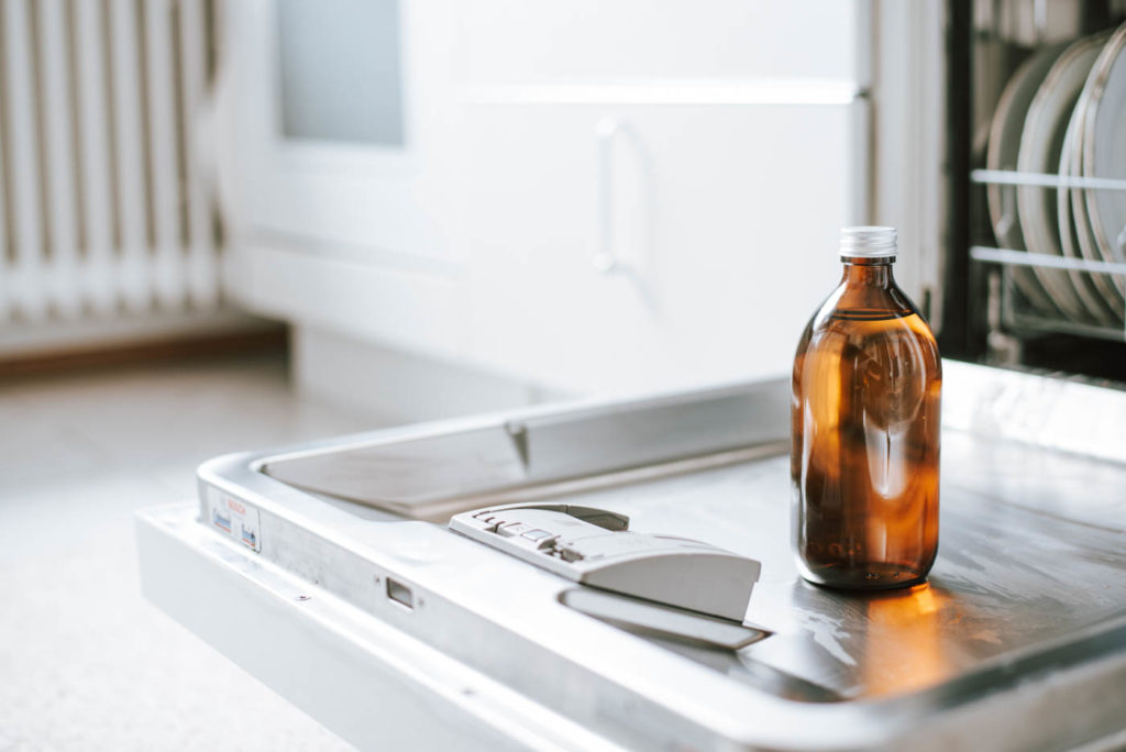 Wie du mit nur drei Zutaten den DIY Klarspüler für deine Geschirrspülmaschine ganz einfach und Zero Waste selber machen kannst? Zur Anleitung