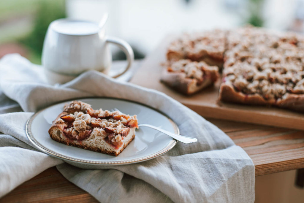 Veganer Zwetschgenkuchen mit Zimtstreusel: Leckeres Blechkuchen- Rezept von meiner Mama - ganz einfacher und gelingsicherer Zwetschgenkuchen