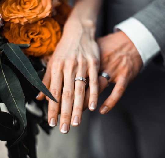 Ihr traut euch? Wie wären Eheringe aus nachhaltigem Gold? Lest hier alles über umweltfreundliche, faire Gold-Ringe für eure Hochzeit und Ehe