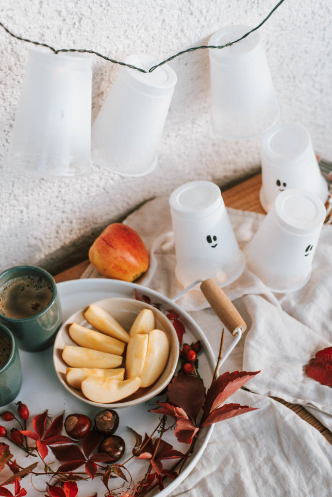 Herbstliche DIY Upcycling Ideen aus Joghurtbecher für Halloween selber machen. Einfache DIY Ideen zum Dekorieren. Bastelspaß auch für Kinder.