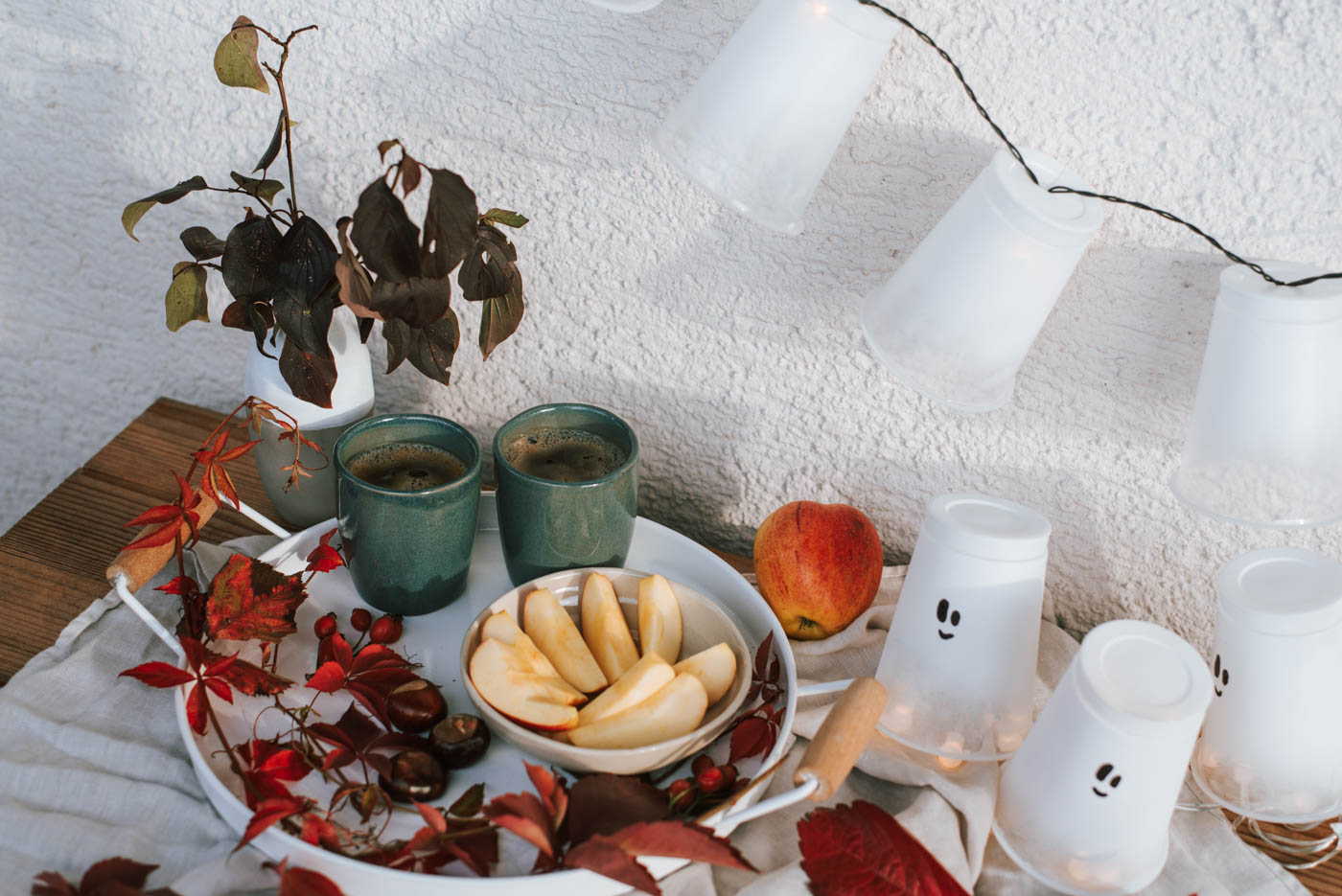 Herbstliche DIY Upcycling Ideen aus Joghurtbecher für Halloween selber machen. Einfache DIY Ideen zum Dekorieren. Bastelspaß auch für Kinder.