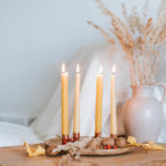 DIY Upcycling Kerzenhalter herbstlich dekoriert aus zwei Materialien bauen und mit Stabkerzen bestücken. Nachhaltig & für jede Jahreszeit