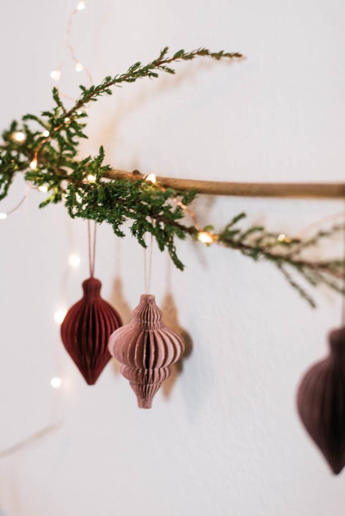 Einfache Anleitung, wie du aus nur 2 Materialien einen schönen, nachhaltigen und günstigen DIY Weihnachtsbaum aus Ästen selbermachen kannst.