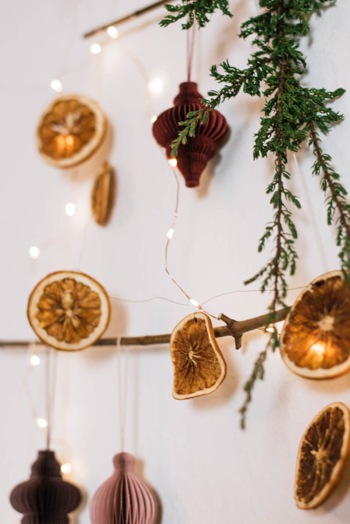 Einfache Anleitung, wie du aus nur 2 Materialien einen schönen, nachhaltigen und günstigen DIY Weihnachtsbaum aus Ästen selbermachen kannst.