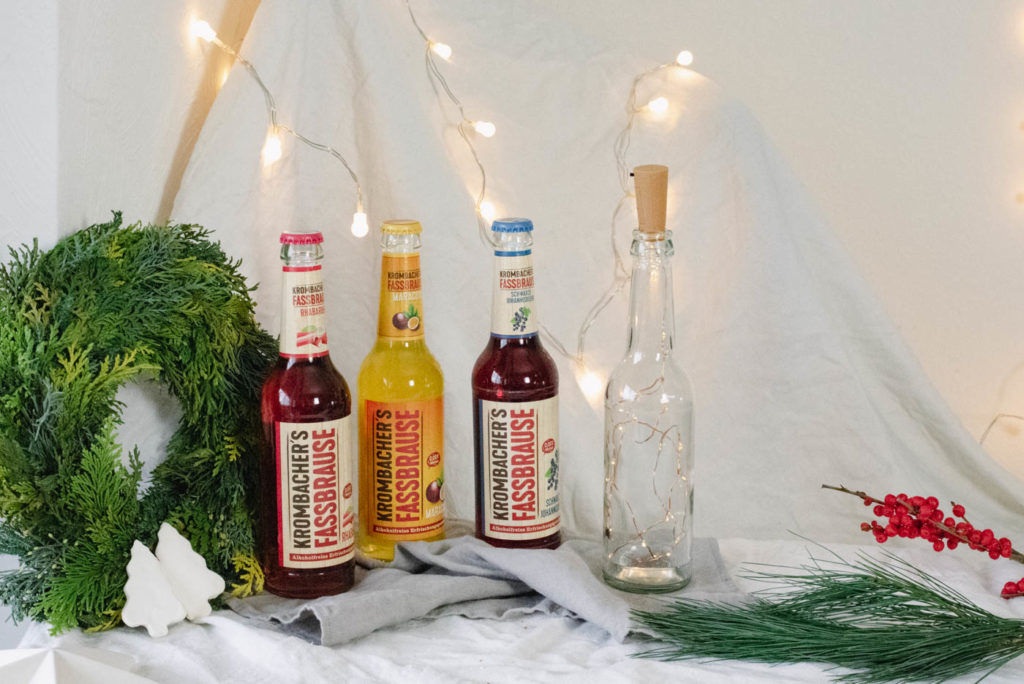 4 Winter Upcycling DIY Ideen aus leeren Flaschen & Gläsern einfach selber machen. Für mehr Gemütlichkeit im Winter: Kerzenhalter, Lichter, ...