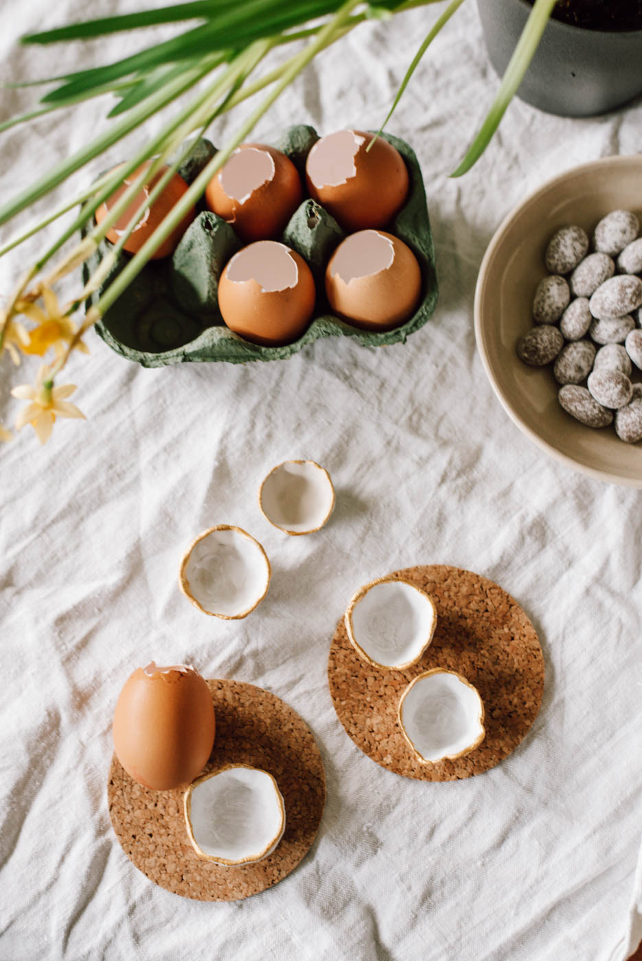 DIY Eierbecher aus Ton für Ostern, Brunch und Frühstück einfach selber machen - wenige Materialien und fertig ist die einfache DIY Tischdeko