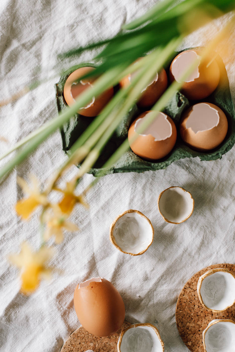 DIY Eierbecher aus Ton für Ostern, Brunch und Frühstück einfach selber machen - wenige Materialien und fertig ist die einfache DIY Tischdeko