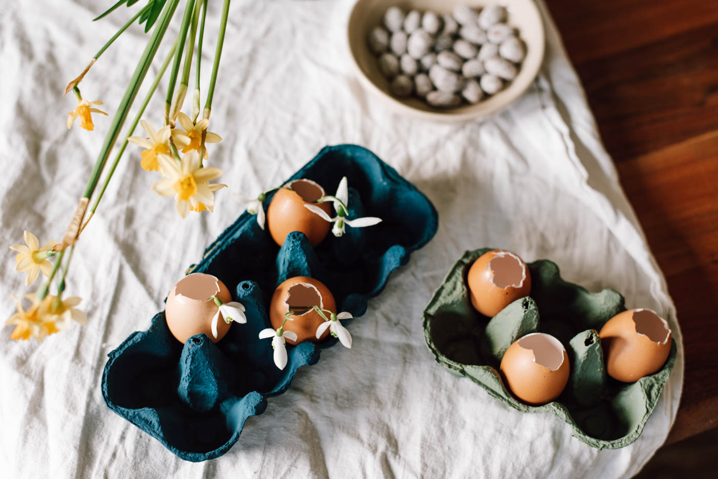 Einfache DIY Upcycling Idee für die Deko fürs Osterfrühstück/Osterbrunch: Osterdeko mit Eierkarton und frischen Blüten schnell selber machen.