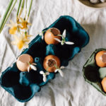 Einfache DIY Upcycling Idee für die Deko fürs Osterfrühstück/Osterbrunch: Osterdeko mit Eierkarton und frischen Blüten schnell selber machen.