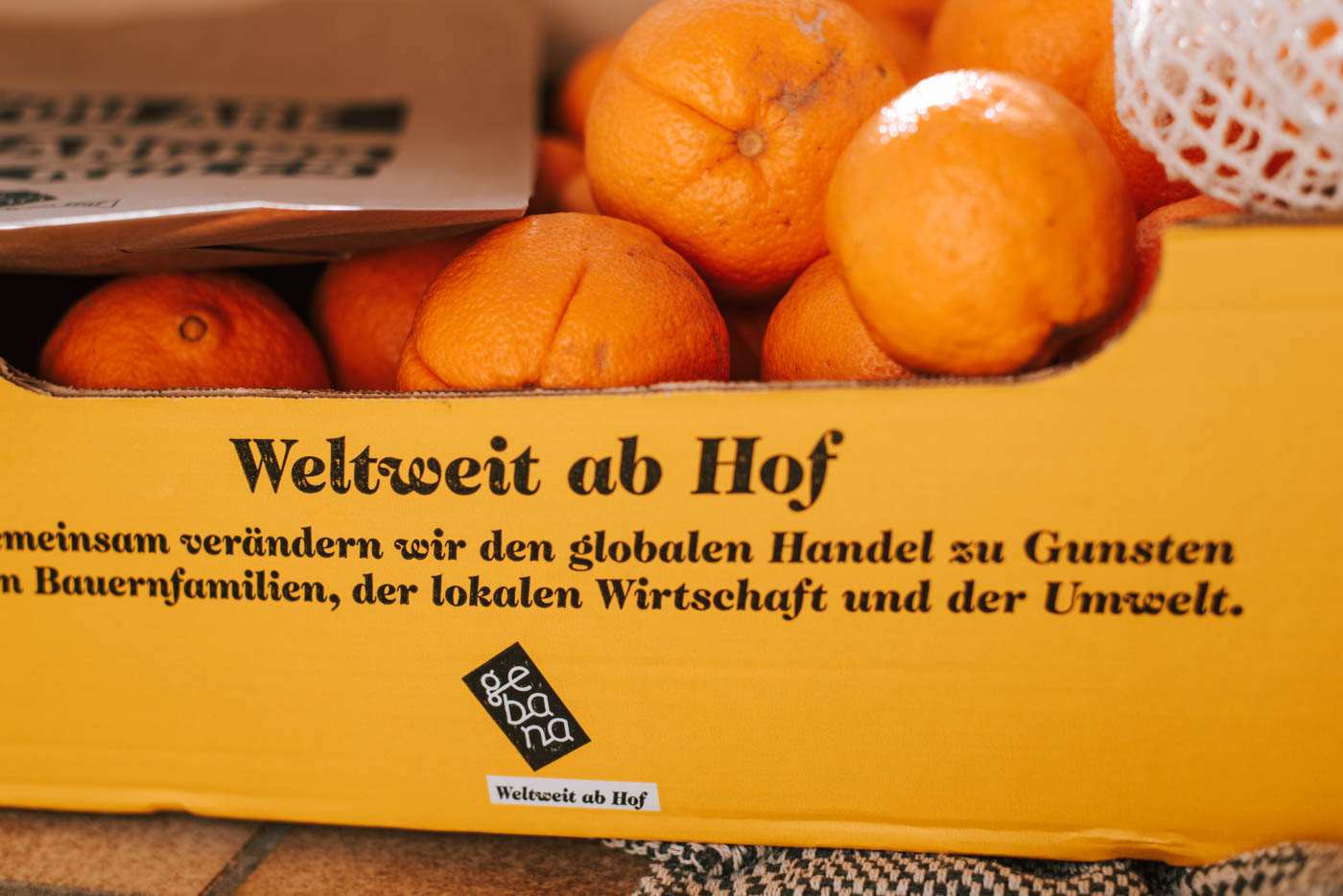 Faire Bio-Orangen: Groß, klein vernarbt, grün ... das sind echte Orangen. Saftig, lecker und direkt vom Bauern zu uns Verbrauchern! So gelingt fairer Handel.