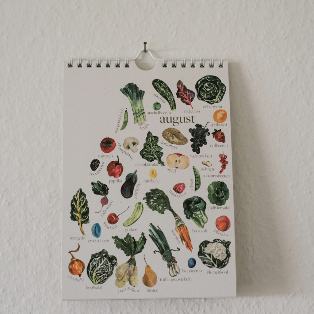 Saisonkalender August: Saisonales Obst und Gemüse im späten Sommermonat August. Ernte von Brombeeren, Kartoffeln, Stachelbeeren, Himbeeren ...