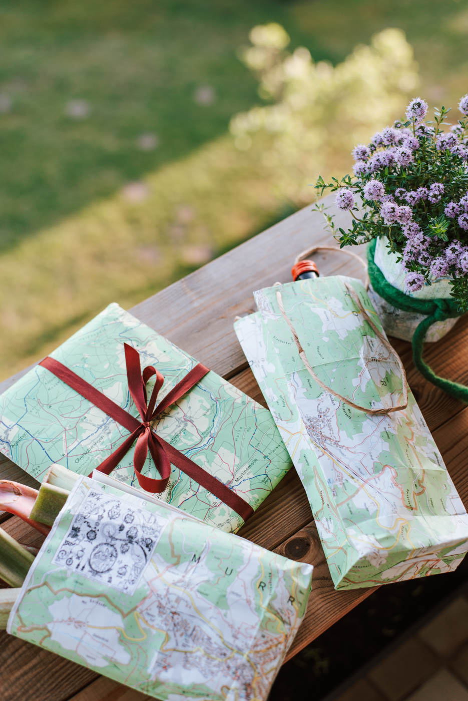 Upcycling DIY Geschenkverpackung aus alten Landkarten selber machen: Geschenktüten falten & füllen, Geschenke in Karten einwickeln. So geht's
