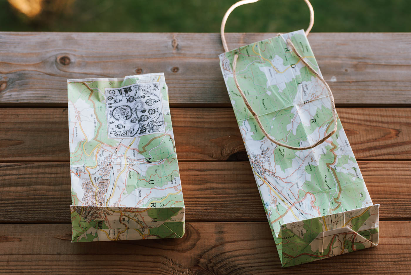 Upcycling DIY Geschenkverpackung aus alten Landkarten selber machen: Geschenktüten falten & füllen, Geschenke in Karten einwickeln. So geht's