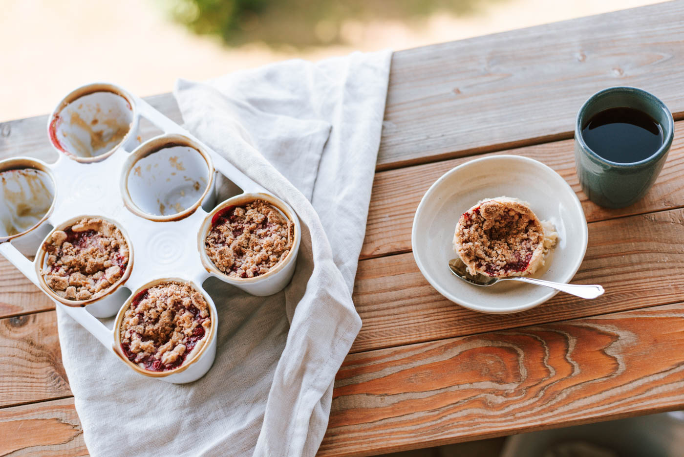 Veganes Rezept: Einfache Johannisbeeren-Muffins mit Pudding-Füllung selber machen aus frisch geernteten Johannisbeeren. Easy Anfänger Rezept