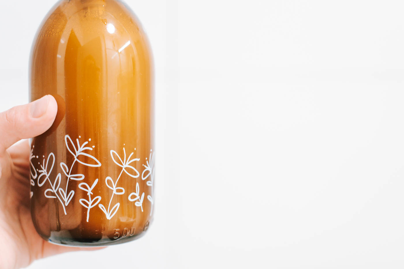 3 einfache Upcycling DIY Ideen: Nachhaltige Geschenkideen, bemaltes Vorratsglas, bemalte Braunglasflasche, bemalte Blumentöpfe. Zur Anleitung