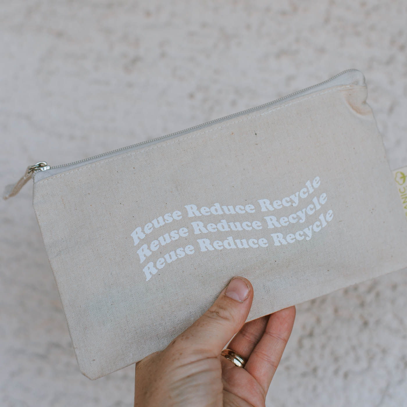 "Reuse, Reduce, Recycle" nachhaltige Statement Kulturtasche für deine wichtigsten Essentials. Als Geschenkverpackung, SchminktascheStiftemäppchen oder Waschbeutel, ... aus 100% Bio-Baumwolle. Jetzt kaufen!