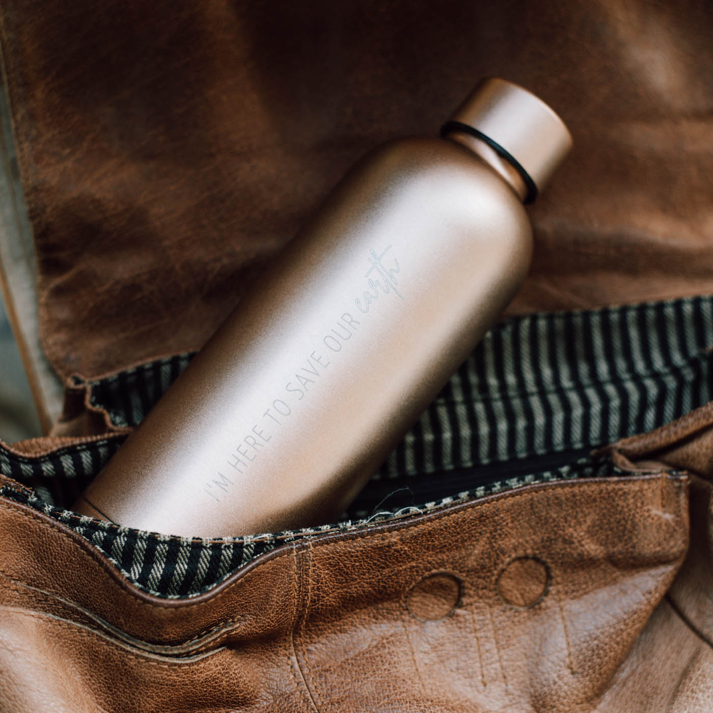 Stay hydrated! Thermosflasche aus Edelstahl für deinen nachhaltigen Lifestyle. 500 ml Volumen, extrem stabil, hält bis zu 8 Stunden warm/kalt, plastikfrei verpackt. Müll vermeiden & mit dem nachhaltigen Lifestyle Spaß haben.