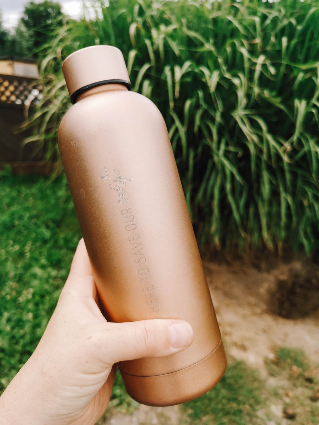 Stay hydrated! Thermosflasche aus Edelstahl für deinen nachhaltigen Lifestyle. 500 ml Volumen, extrem stabil, hält bis zu 8 Stunden warm/kalt, plastikfrei verpackt. Müll vermeiden & mit dem nachhaltigen Lifestyle Spaß haben.