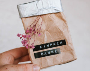 Vier einfache Upcycling DIY Geschenkverpackungen aus leeren Tetrapaks selber machen. DIY Anleitung für nachhaltige Geschenke & Verpackungen.