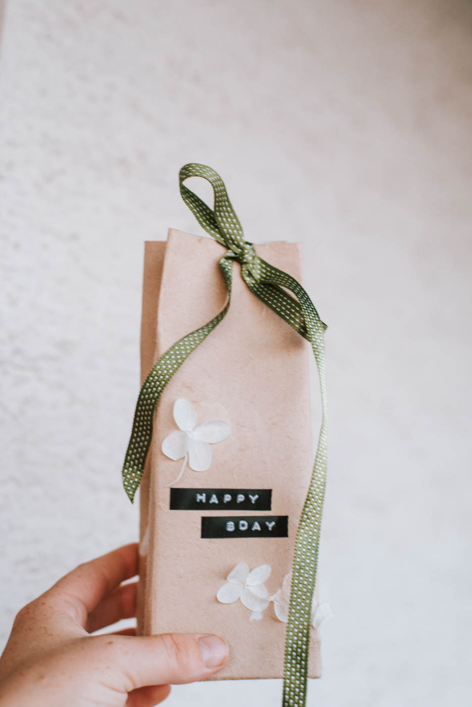 Vier einfache Upcycling DIY Geschenkverpackungen aus leeren Tetrapaks selber machen. DIY Anleitung für nachhaltige Geschenke & Verpackungen.