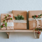DIY Geschenke herbstlich verpacken mit Hagebutten, Zweigen und Gräsern. Geburtstagskinder im Herbst überraschen. 3 schnelle DIY Ideen